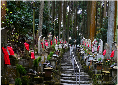 Légende de la photo : Des statues du bodhisattva Jizô au Hôzan-ji, temple bouddhiste majeur du Mont Ikoma. Ici chaque statue protège un enfant mort (avorté, mort-né, fausse couche) lors de son passage aux enfers, le rouge étant censé repousser les démons.