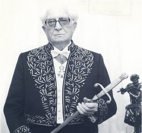 Fernand braudel en habit d'académicien