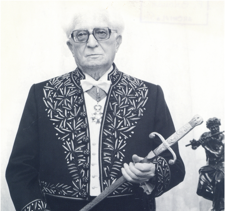 Fernand braudel en habit d'académicien