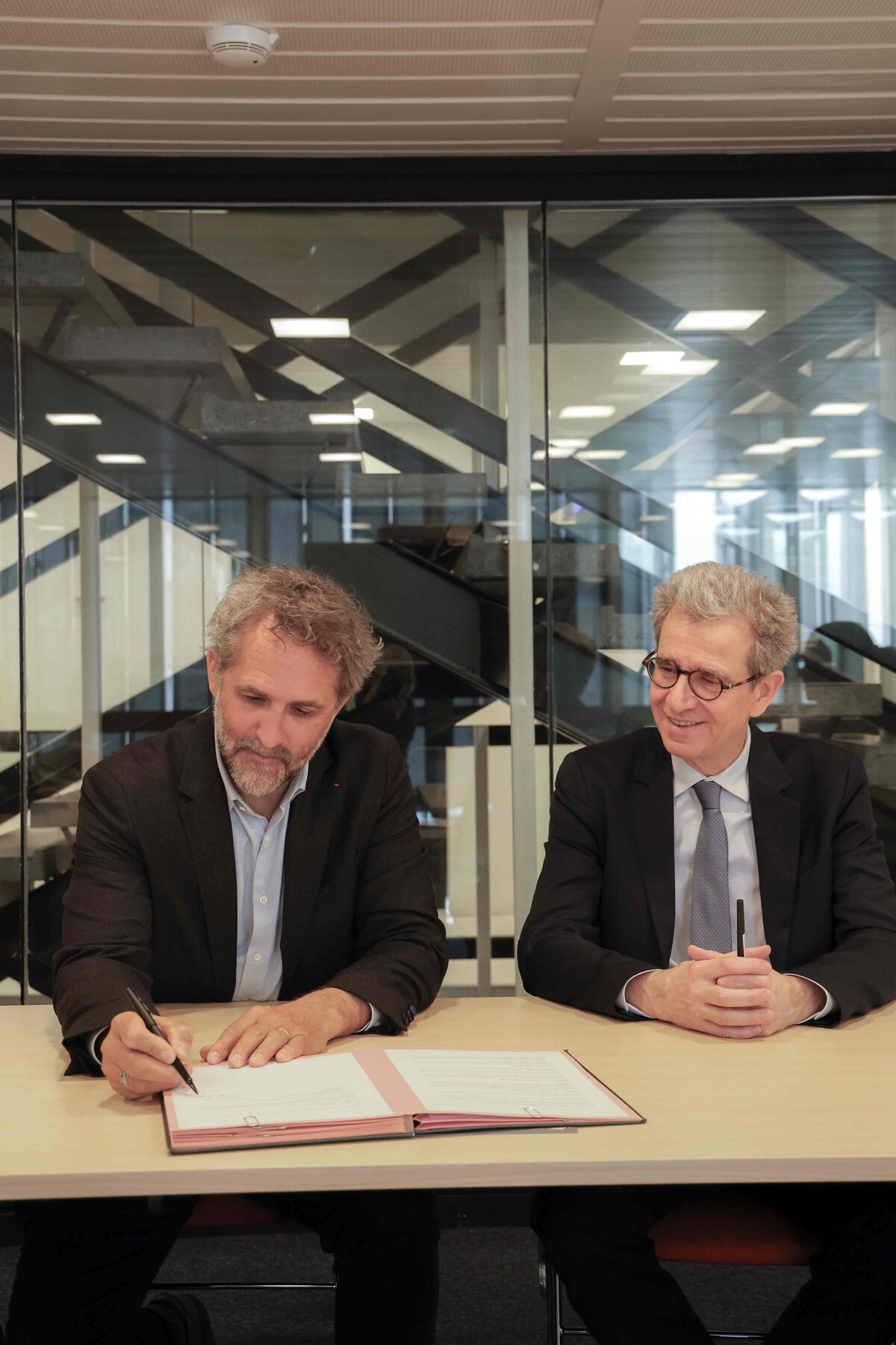 Signature de la convention par Romain troublé et Antonin Cohen