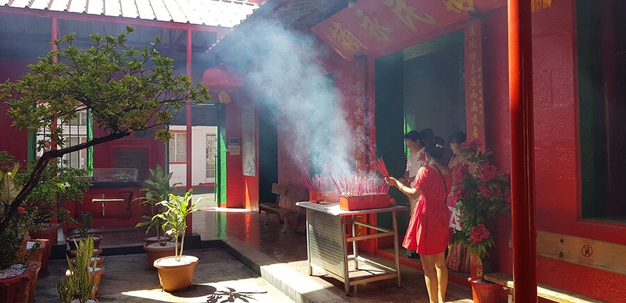 Hommage aux ancêtres et prières (Nouvel An lunaire 2021. Pagode Kwan Tee, Les Salines)