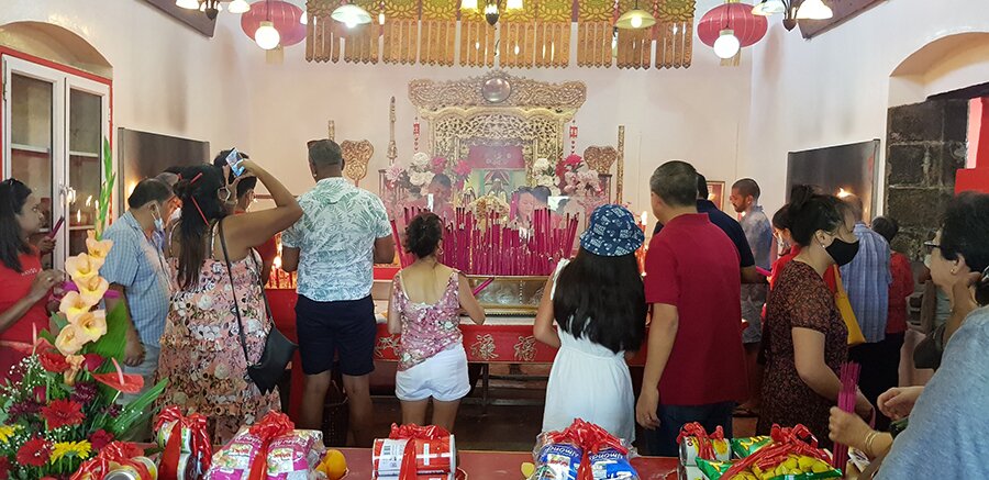 Mauricien.ne.s de tous horizons allumant encens et bougies (nouvel an lunaire 2021. Pagode Kwan Tee, Les Salines) 