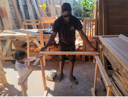 Conception et fabrication préliminaires du séchoir surélevé avec l’aide de l’intelligence artificielle Adobe Firefly et du Centre d’Apprentissage et de Production de Meubles de Camp-Perrin (Pierre et Salomon, 2025)