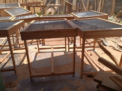 Conception et fabrication préliminaires du séchoir surélevé avec l’aide de l’intelligence artificielle Adobe Firefly et du Centre d’Apprentissage et de Production de Meubles de Camp-Perrin (Pierre et Salomon, 2025)