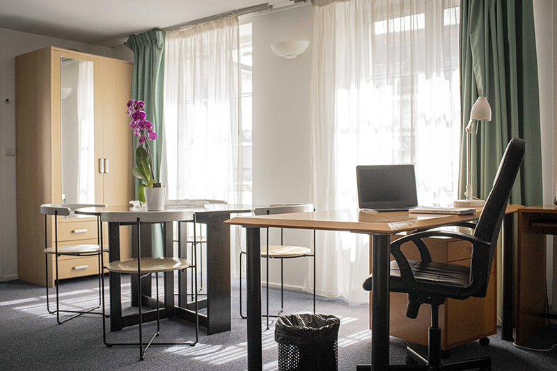 Bureau et table grand studio terrasse 49 Maison Suger