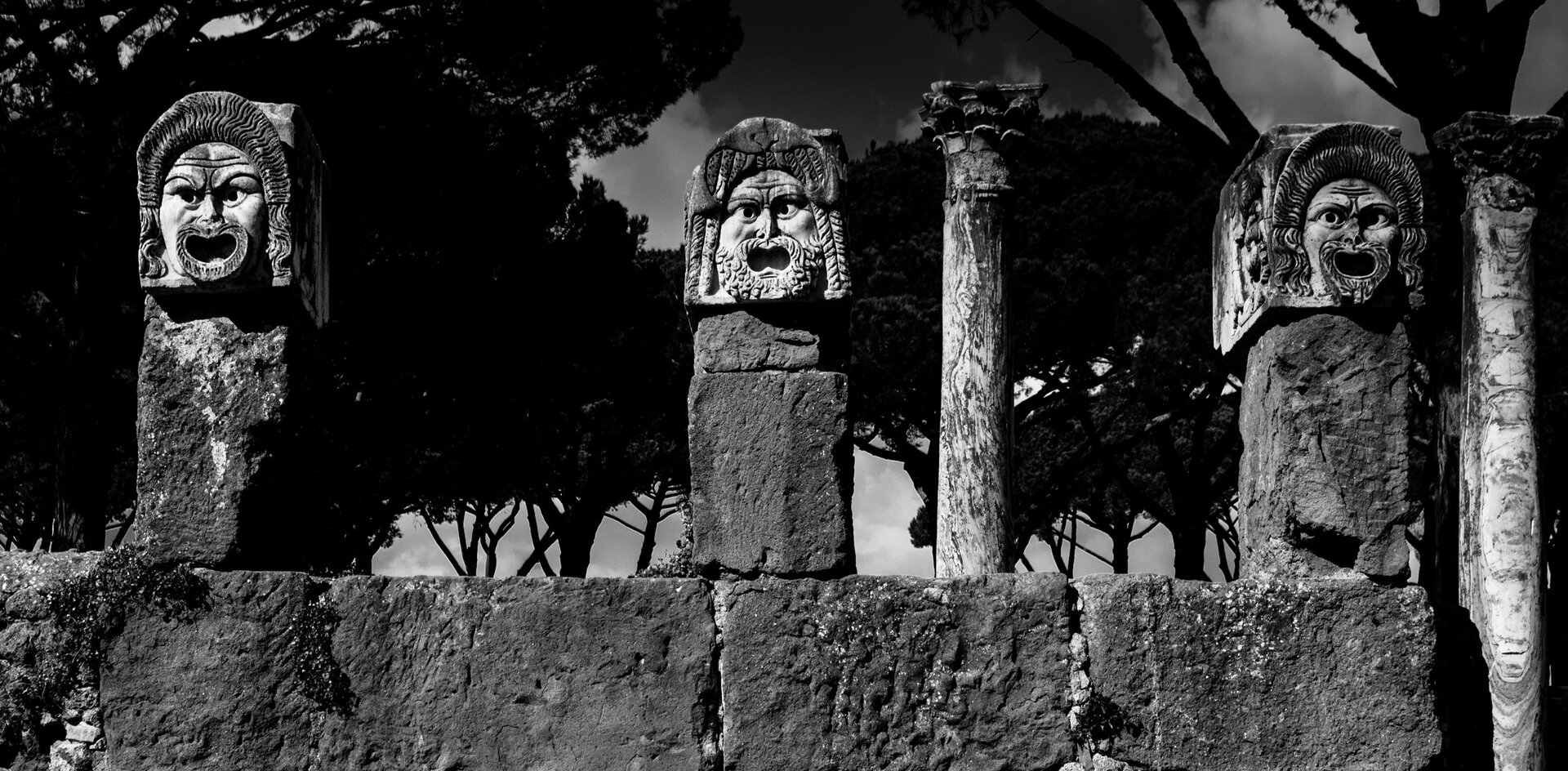 Banniere illustrative - Ostia Antica, Rome, en noir et blanc, classée au patrimoine mondial de l'Unesco