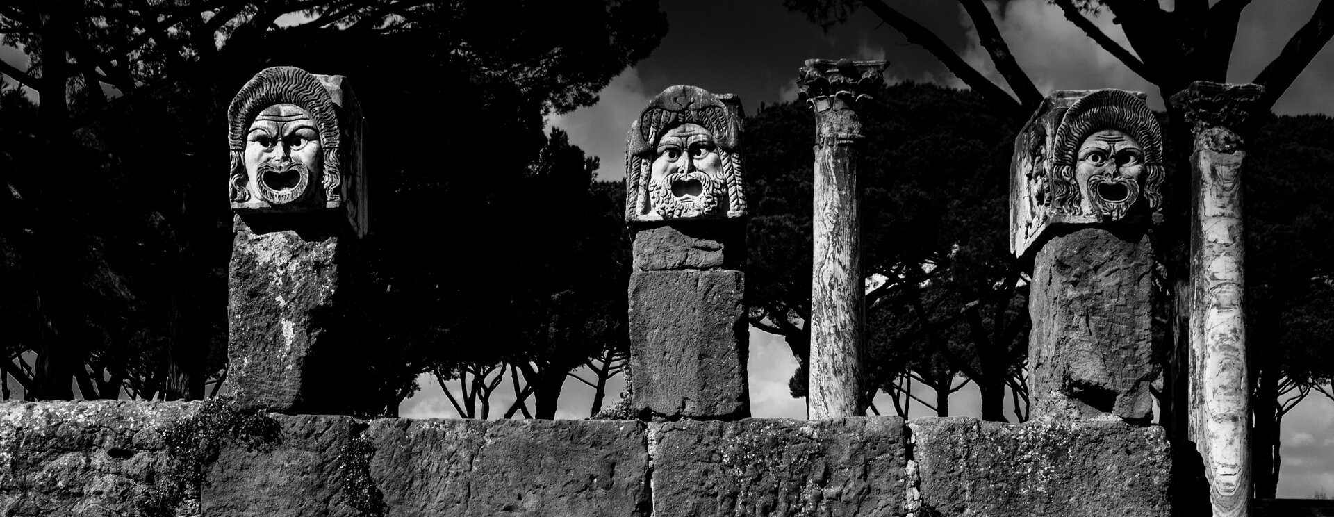 Banniere illustrative - Ostia Antica, Rome, en noir et blanc, classée au patrimoine mondial de l'Unesco