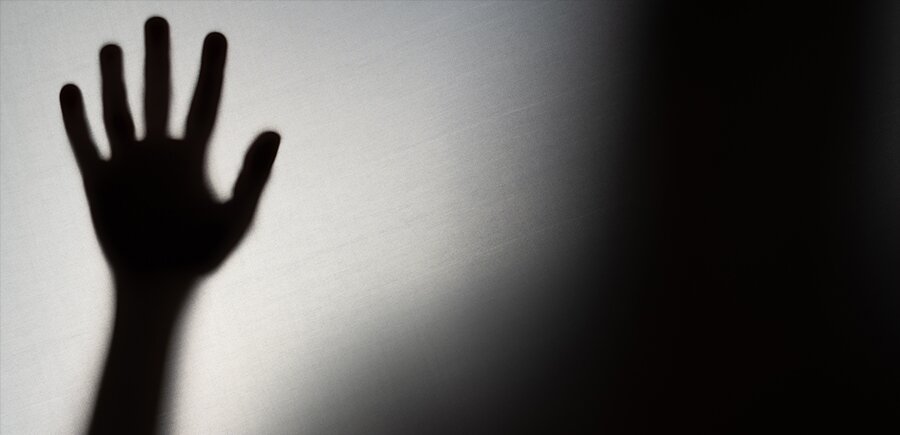 Complicité globale et consentement à la violence : Enquêtes phénoménologiques et déconstructives