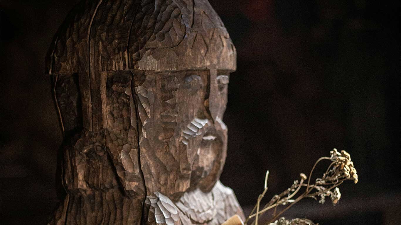 Illustration statue médiévale en bois