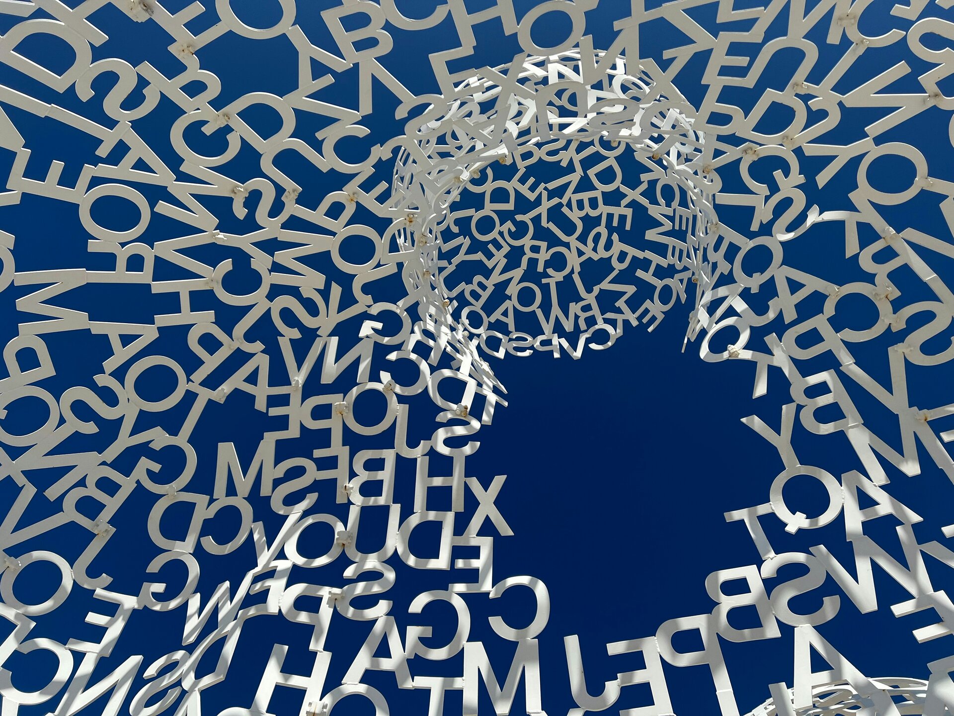 Sculpture "Le Nomade" de Jaume Plensa au port d’Antibes