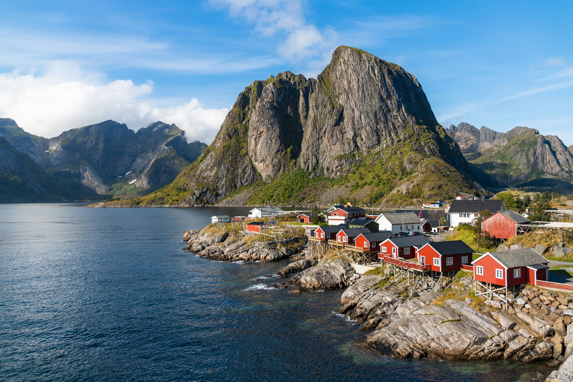 Groupe de maisons près d'un plan d'eau en Norvège avec les îles lofoten en arriere plan
