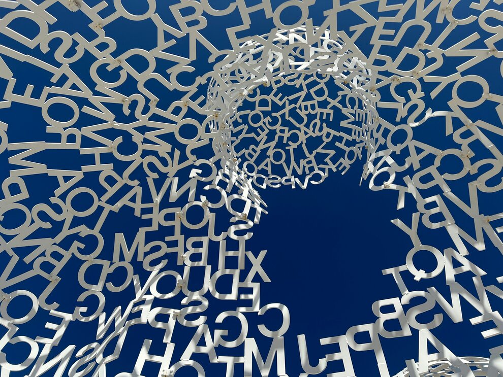 Sculpture "Le Nomade" de Jaume Plensa au port d’Antibes