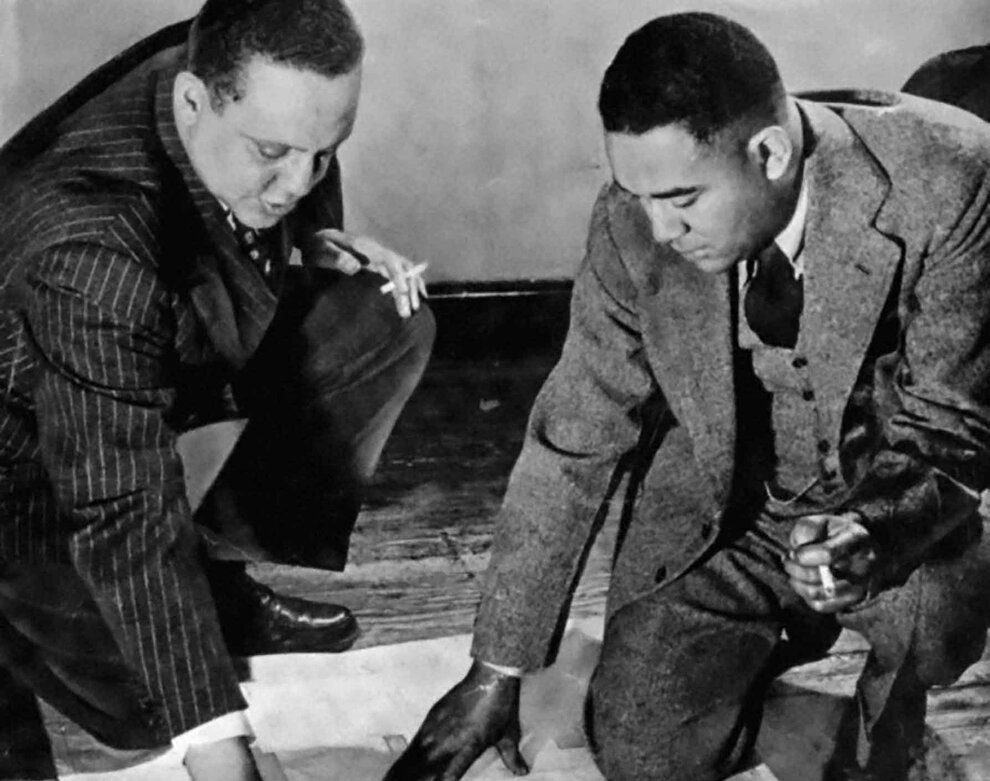 Horace Cayton et Richard Wright examinant les cartes WPA de Bronzeville à Parkway Community House, en 1941
