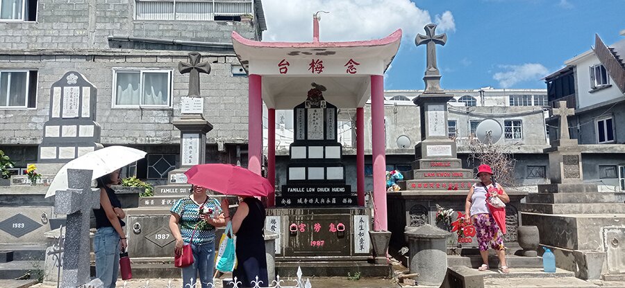 Hommage aux ancêtres de la Toussaint devant des sépultures sino-chrétiennes (01/11/23. Cimetière de l’Ouest, Les Salines)