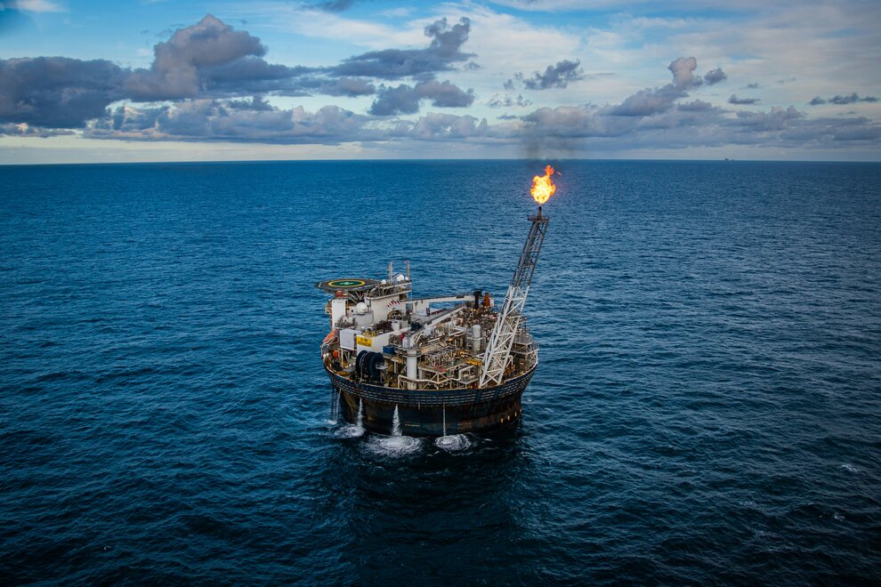 Plateforme pétrolière au milieu de l'eau